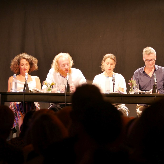 Vier Schauspielerinne und Schauspieler bei einer szenischen Lesung von Woody Allens "Mittsommernachts-Sex-Komödie". (vergrößerte Bildansicht wird geöffnet)