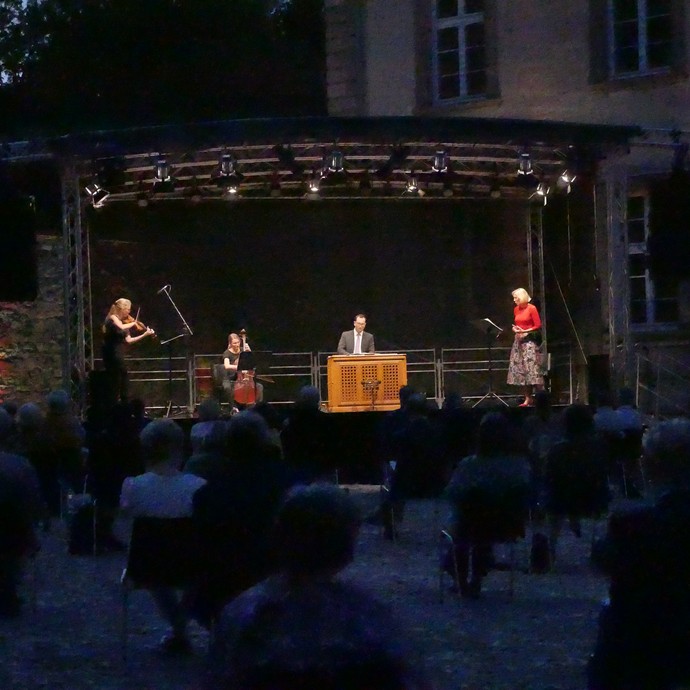 Das Ensemble Tremoniae spielt auf der Bühne des Dalheimer Sommers. (öffnet vergrößerte Bildansicht)