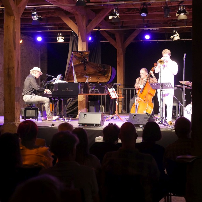 Das Jan Luley Trio spielt mit dem Trompeter Ryan Carniaux. (öffnet vergrößerte Bildansicht)