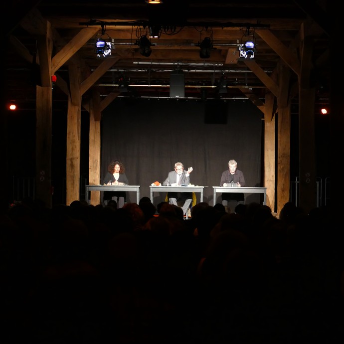 Bianka Lammert, William Mang und Harald Schwaiger sitzen jeweils an einem Tisch auf der Bühne und halten eine Lesung. (vergrößerte Bildansicht wird geöffnet)