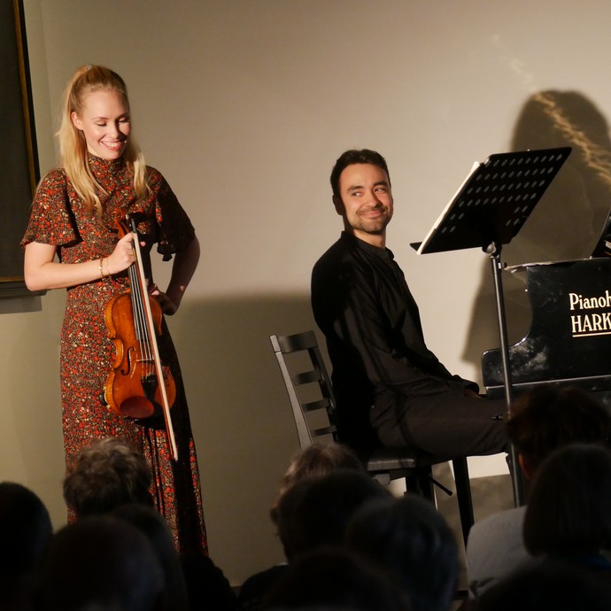 Geigerin Dorothea Schupelius und Pianist Lucas Huber Sierra lächeln das Publikum an. (vergrößerte Bildansicht wird geöffnet)