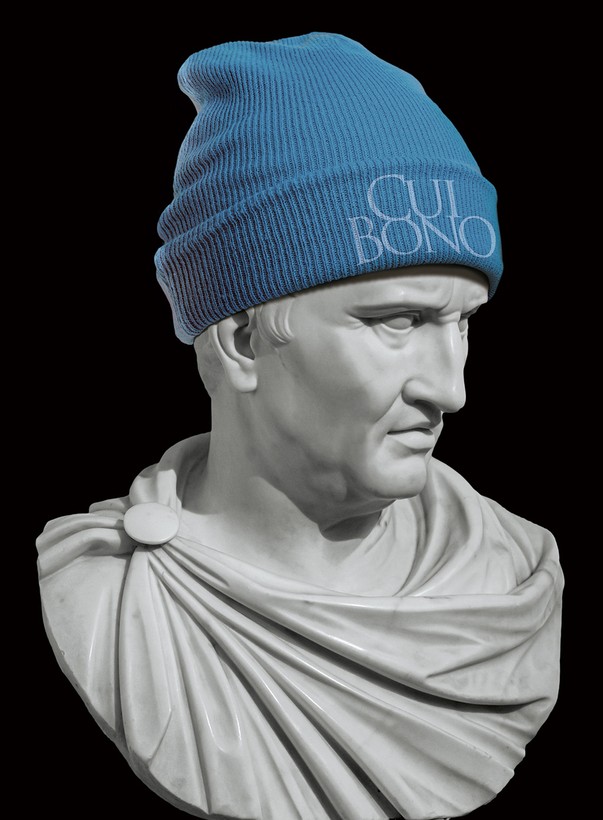 Eine Büste von Marcus Tullius Cicero, die eine blaue Mütze trägt mit dem Spruch "Cui bono".