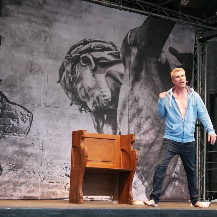 Der Schauspieler Harald Schwaiger steht als "Judas" auf der Bühne und geht energisch in eine Richtung. (öffnet vergrößerte Bildansicht)