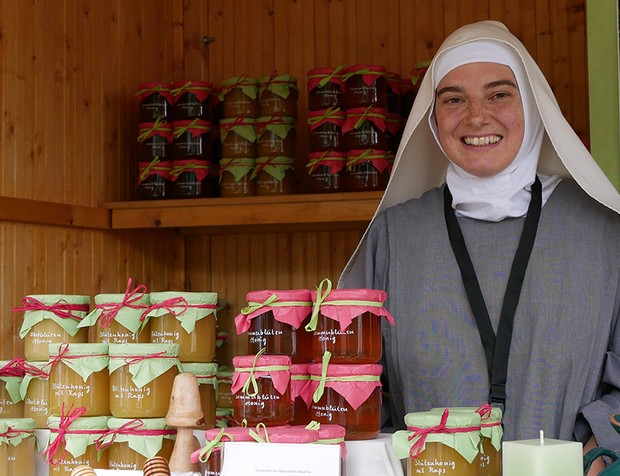 Schwester von Maria Stella Matutina aus Telgte beim Klostermarkt Schwester von Maria Stella Matutina aus Telgte beim Klostermarkt