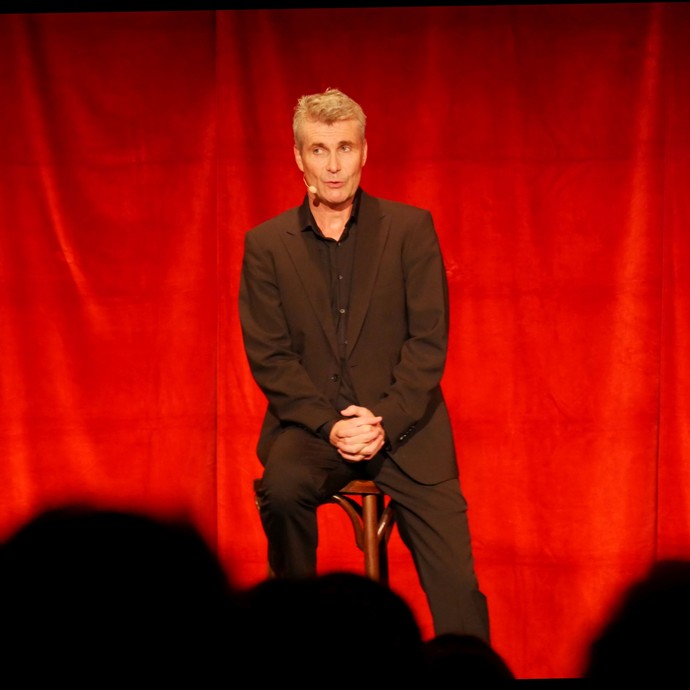 Harald Schwaiger spielt "Mephisto" auf der Bühne mit einem roten Vorhang als Hintergrund. (vergrößerte Bildansicht wird geöffnet)