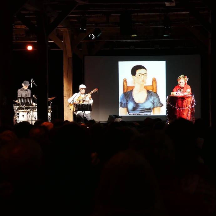 Suzanne von Borsody als Frida Kahlo gemeinsam mit dem Ensemble AZUL auf der Dalheimer Sommer-Bühne. (vergrößerte Bildansicht wird geöffnet)