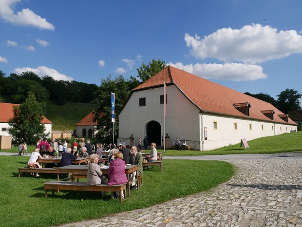 Blick auf die Veranstaltungsscheune Neuer Schafstall. Blick auf die Veranstaltungsscheune Neuer Schafstall.