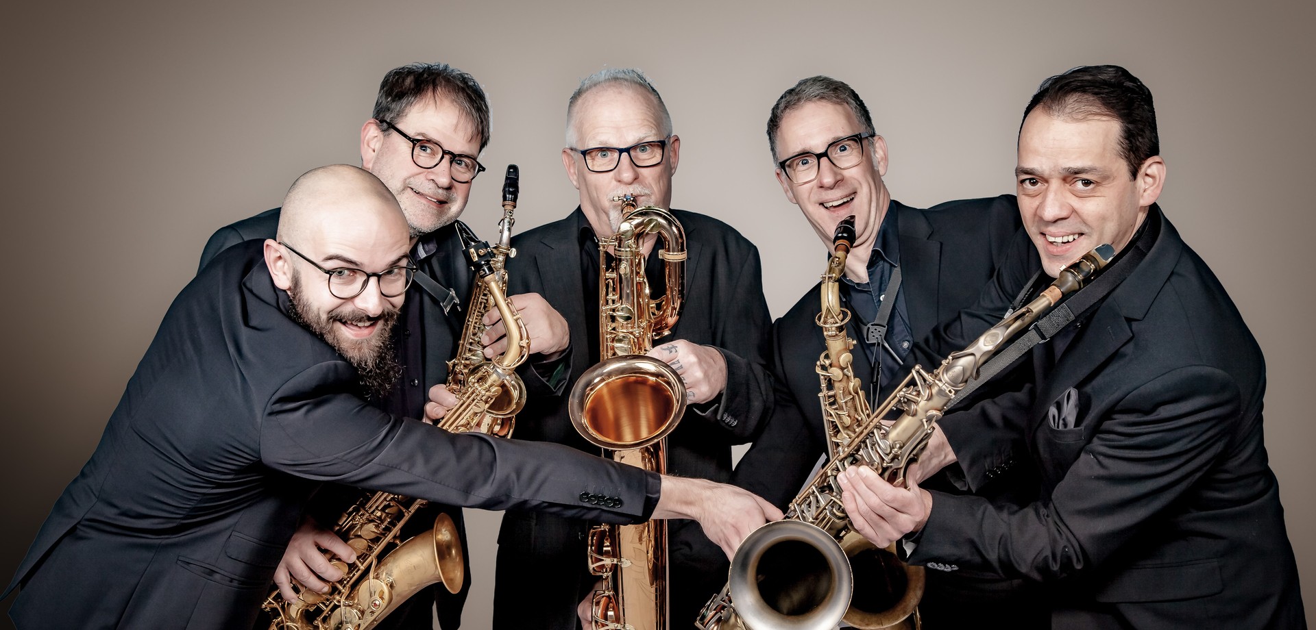 Die fünf Musiker des Quintessence Sacophone Quintetts mit ihren Instrumenten.