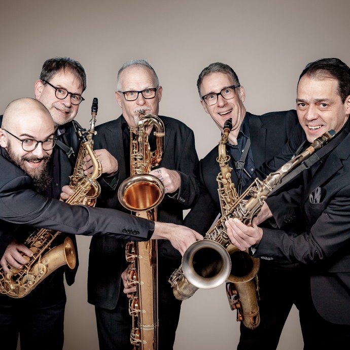 Die fünf Musiker des Quintessence Sacophone Quintetts mit ihren Instrumenten.