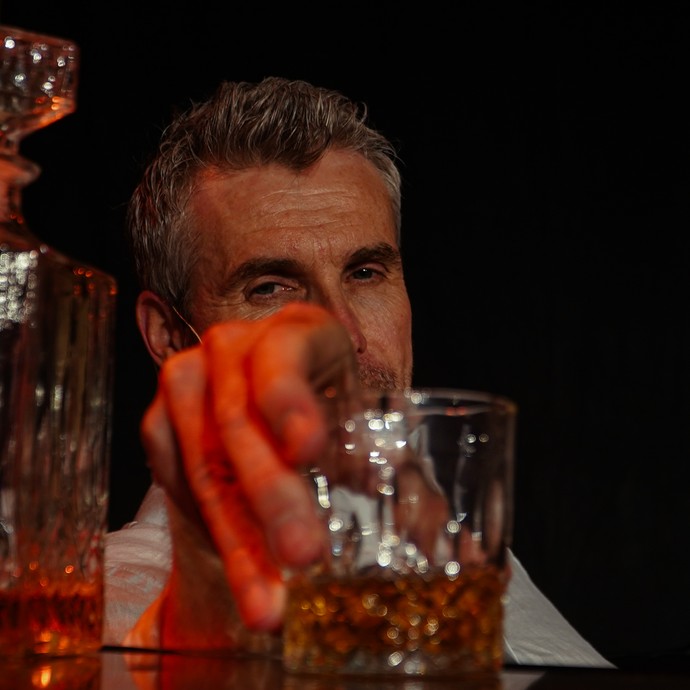 Harald Schwaigr als "Serge" der zu einem Glas greift. (vergrößerte Bildansicht wird geöffnet)