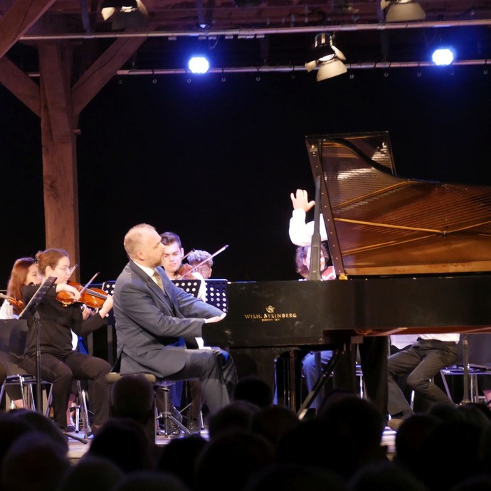 Das Kammerorchester Hannover und Hinrich Alpers am Klavier spielen Wiener Klassik. (vergrößerte Bildansicht wird geöffnet)