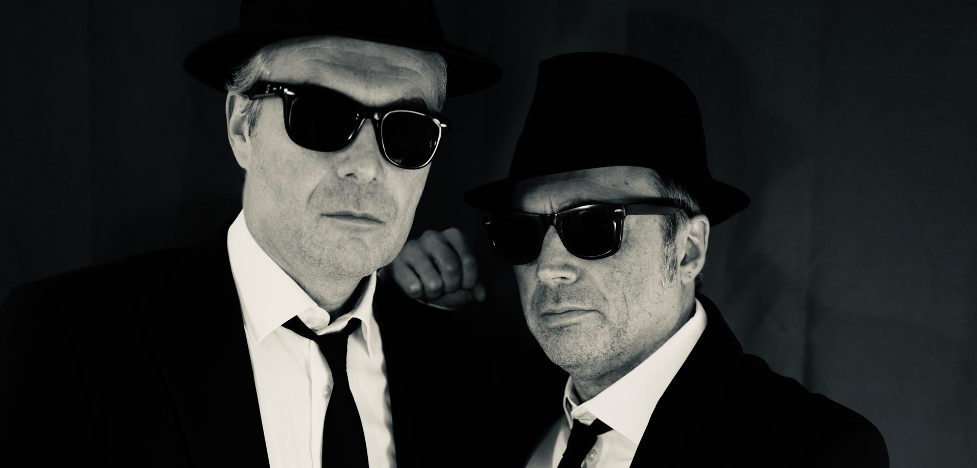 Harald Schwaiger und Michael Kamp als Blues Brothers mit Anzug, Sonnenbrille und Hut.