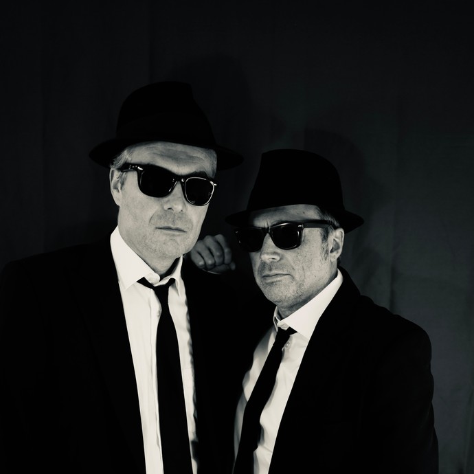 Harald Schwaiger und Michael Kamp als Blues Brothers mit Anzug, Sonnenbrille und Hut.