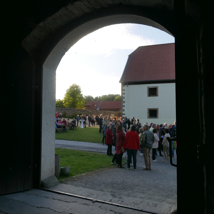 Blick aus der Veranstaltungsscheune Neuer Schafstall auf das Caterin draußen vor der Meierei. (vergrößerte Bildansicht wird geöffnet)