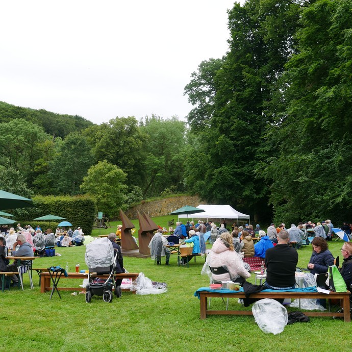 Blick auf den Konventgarten mit Publikum und dem Ensemble Brassfabrik 4.0 beim Picknickkonzert. (vergrößerte Bildansicht wird geöffnet)