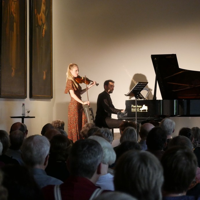 Geigerin Dorothea Schupelius und Pianist Lucas Huber Sierra geben im Dalheimer Vortragsraum ein Konzert. (vergrößerte Bildansicht wird geöffnet)