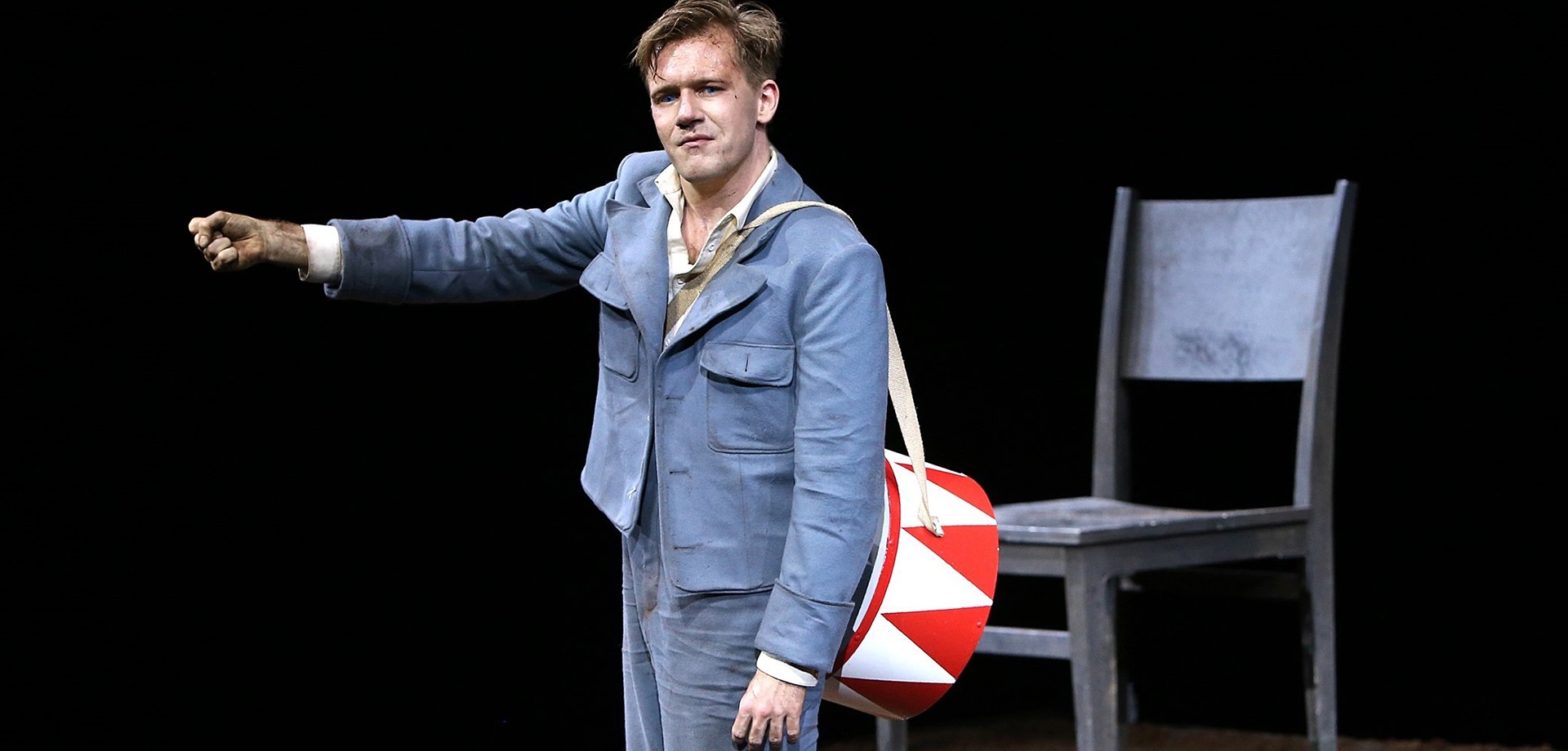 Nico Holonics spricht und spielt "Die Blechtrommel", Foto: Birgit Hupfeld Nico Holonics spricht und spielt "Die Blechtrommel", Foto: Birgit Hupfeld