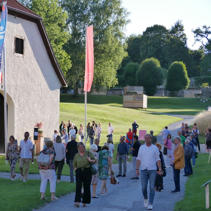 Besucher des Dalheimer Sommers vor dem Neuen Schafstall. (vergrößerte Bildansicht wird geöffnet)