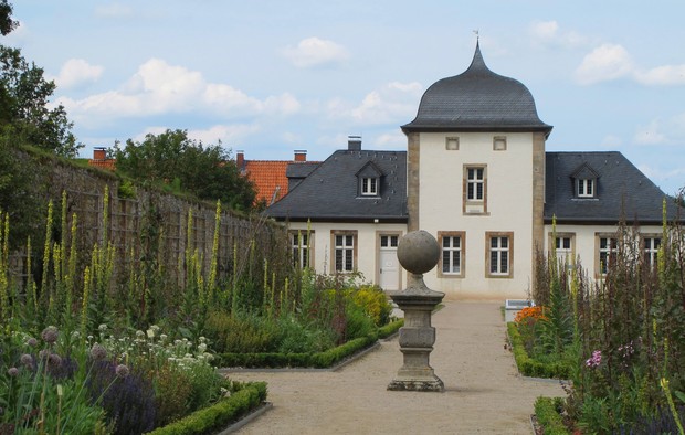 Der lange Garten mit Orangerie im Kloster Dalheim