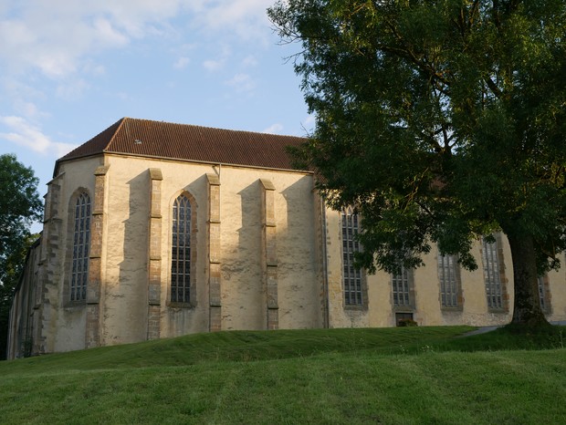 Blick auf die Dalheimer Klosterkirche von außen.