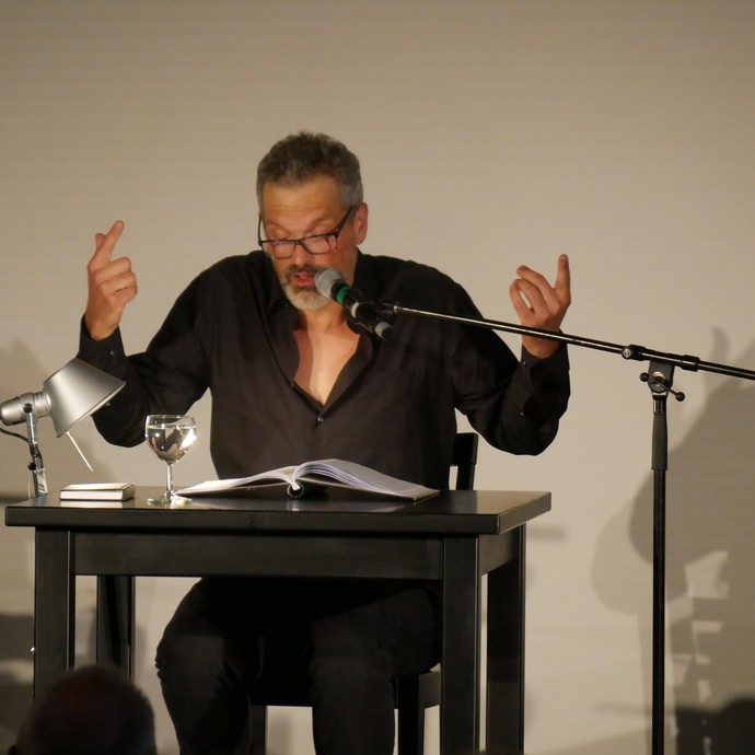 Schauspieler Stefan Schießleder in einer seiner Rollen bei der Lesung "Der Name der Rose". (vergrößerte Bildansicht wird geöffnet)