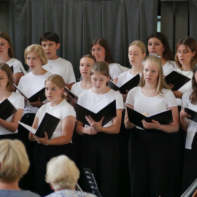 Die Mädchenkantorei am Paderborner Dom singt in der Klosterkirche. (öffnet vergrößerte Bildansicht)