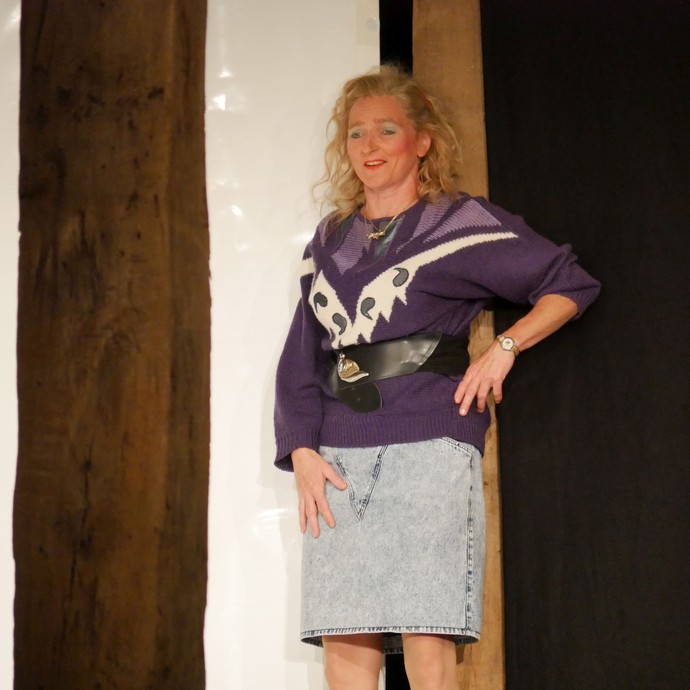 Bettina Hoppe spielt Paula Spencer in "Die Frau, die gegen Türen rannte" vor einem weißen Hintergrund. (vergrößerte Bildansicht wird geöffnet)
