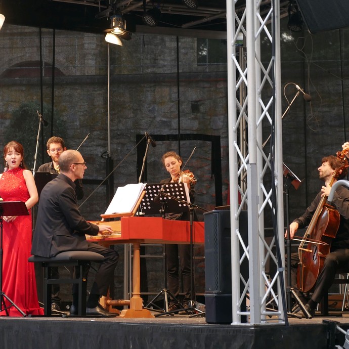 Mehrere Musiker des Ensembles "Teatro del mondo" spielen gemeinsam mit der Sopranistin Sunhae Im. (öffnet vergrößerte Bildansicht)