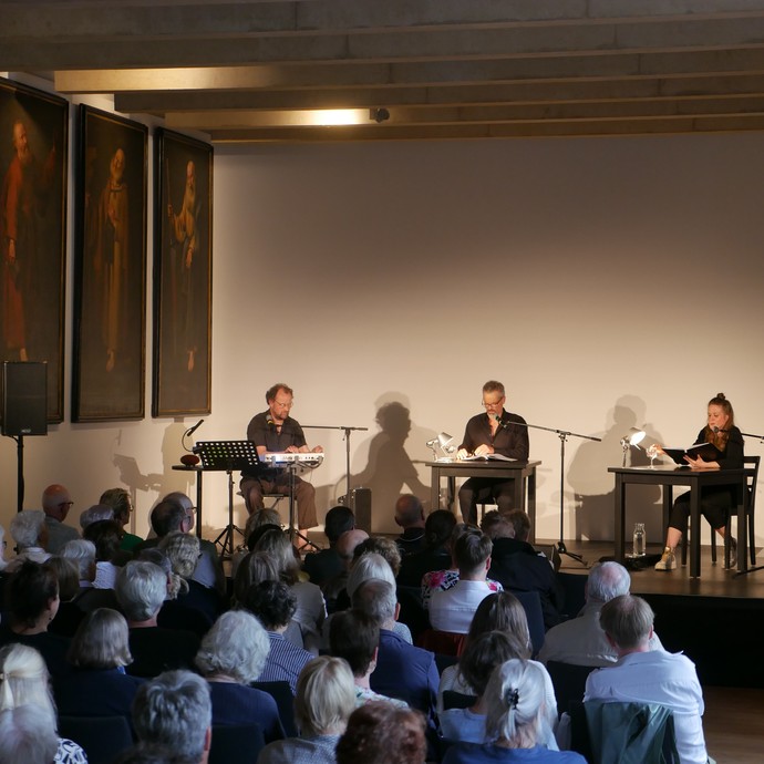 Lesung "Der Name der Rose" im Vortragsraum mit Jochen Klüßendorf, Stefan Schießleder und Julia Nachtmann. (vergrößerte Bildansicht wird geöffnet)