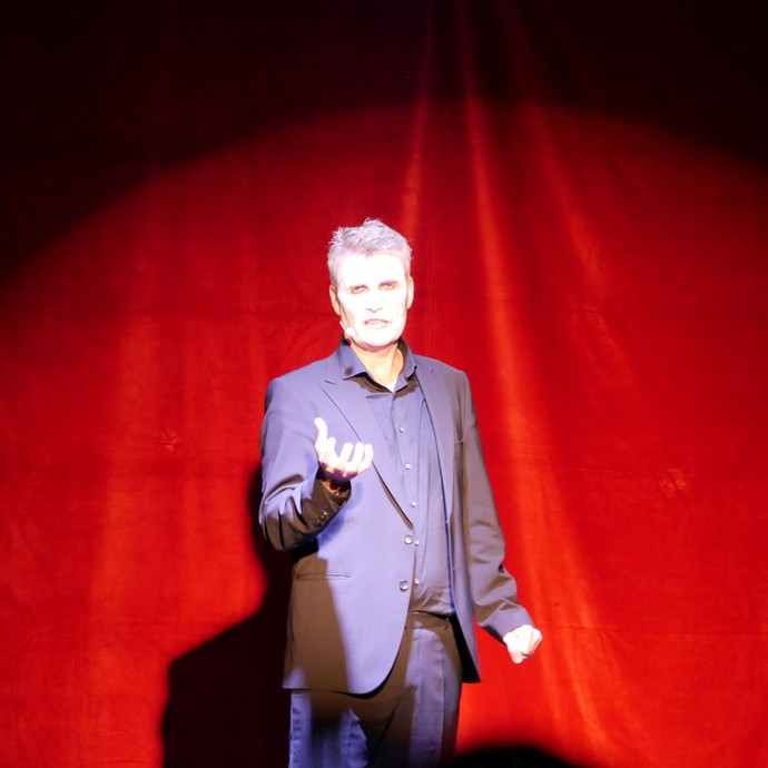 Harald Schwaiger spielt "Mephisto" auf der Bühne mit einem roten Vorhang als Hintergrund. (öffnet vergrößerte Bildansicht)